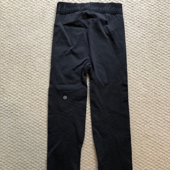 Lululemon Black Cropped Leggings w Cutouts sz 6 - Picture 6 of 6
